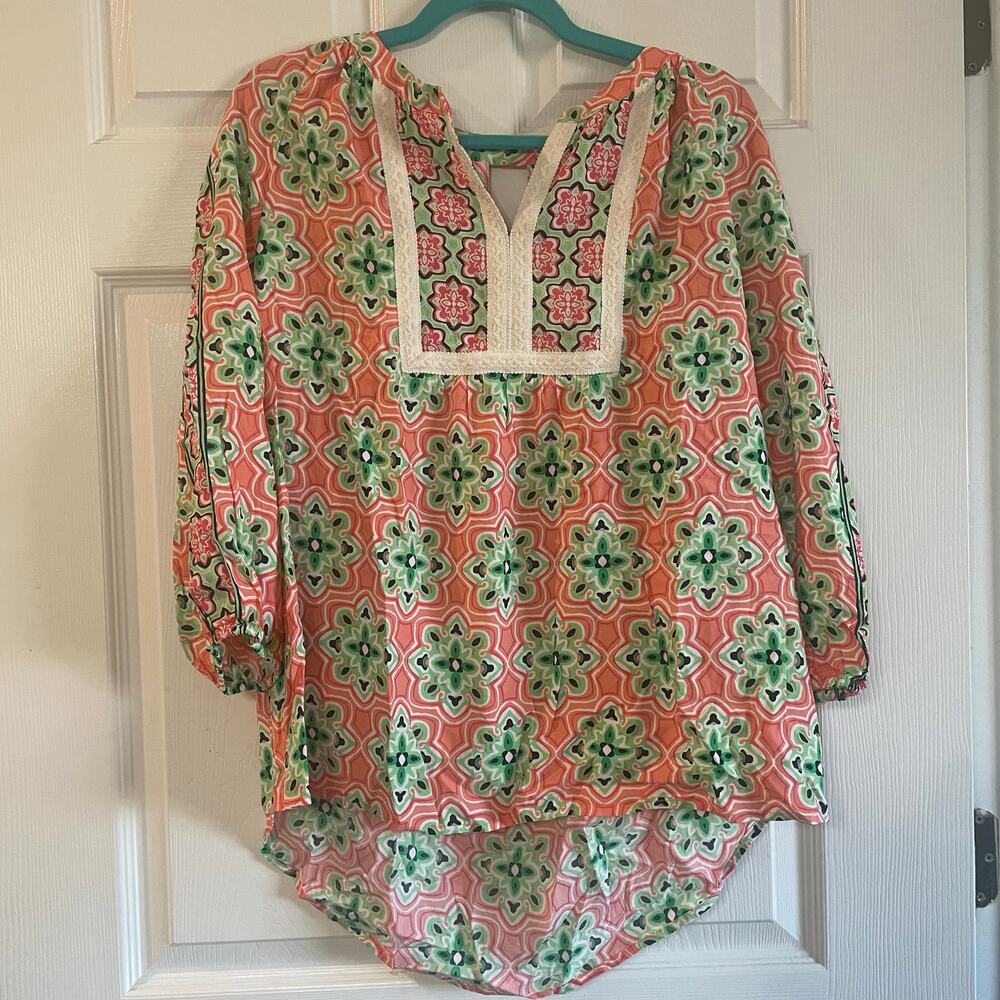 Crown & Ivy Blouse Women's Pink and Green 3/4 Sleeve V-Neck Crochet Sz OX